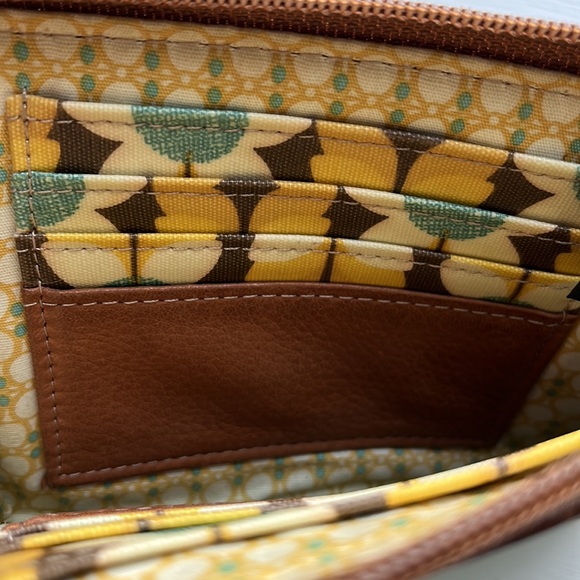 🌻 Fossil Flower Wristlet - Picture 6 of 11